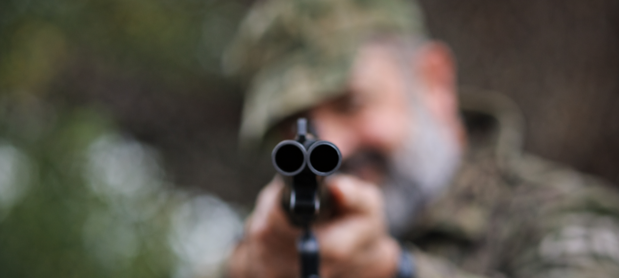 Firefly gpt image sfoca tutta limmagine e mantieni a fuoco solo la punta del fucile 485119