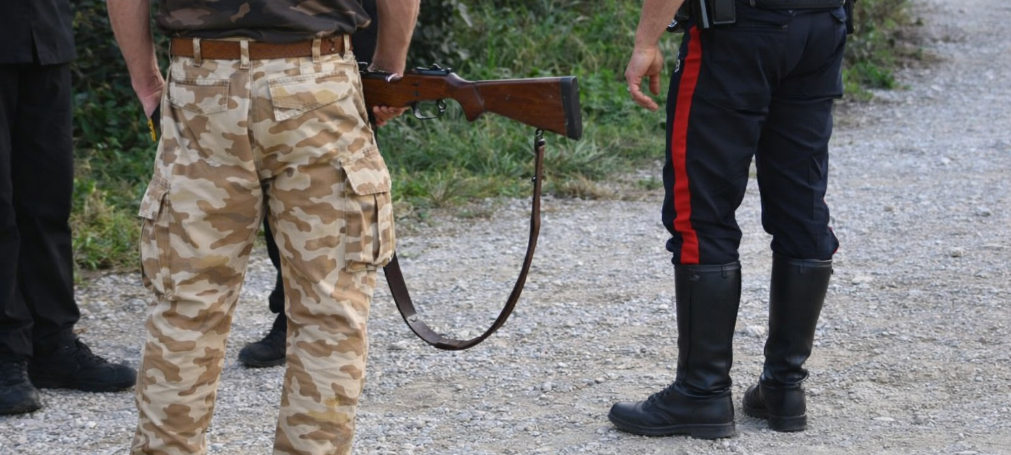 Firefly produci foto simile cambiando il colore dei pantaloni mimetici ed aggiungi un carabin 372762