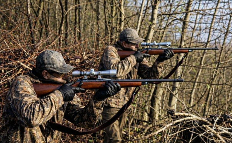 Firefly gpt image aggiungi un cacciatore a qualche metro da quello presente in foto che punta il fucile 841180