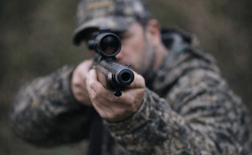 Firefly gpt image foto cacciatore che punta il fucile verso lobbiettivo 366421