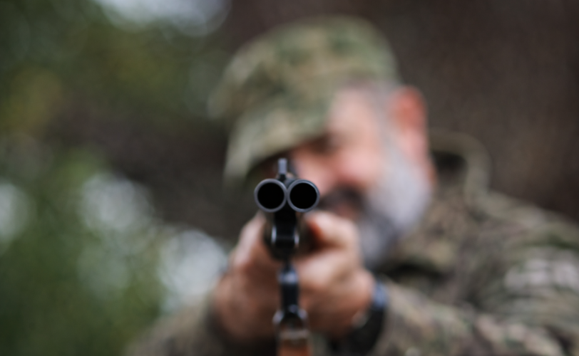 Firefly gpt image sfoca tutta limmagine e mantieni a fuoco solo la punta del fucile 485119