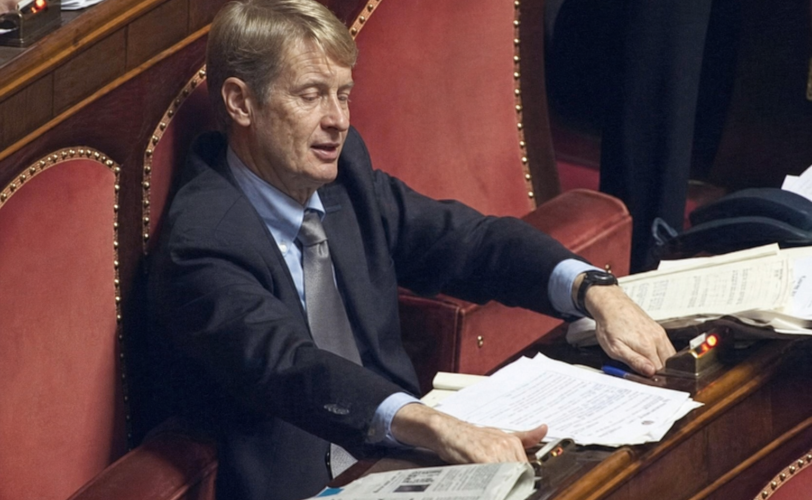 Firefly la foto deve rimanere identica ma rimuovi il personaggio sulla sinistra ed aggiungi r 881760