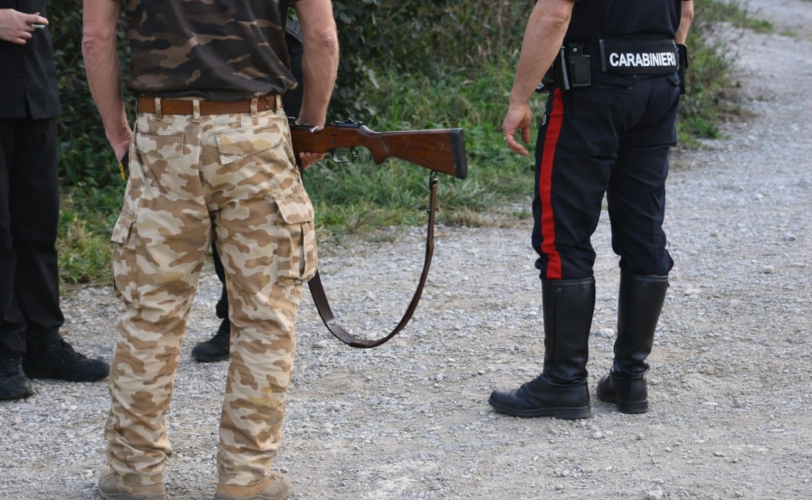 Firefly produci foto simile cambiando il colore dei pantaloni mimetici ed aggiungi un carabin 372762